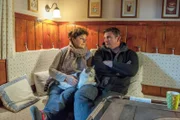 Der nachdenkliche Martin (Hans Sigl, r.) sucht das Gespräch mit seiner Mutter Lisbeth (Monika Baumgartner, l.).