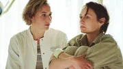 Kerstin (Meike Schlüter, li.) hat Sascha (Barbara Sotelsek) in die Krankenstation bestellt. Sie spürt, dass Sascha ihr die Geschichte ihres Lebens erzählen will