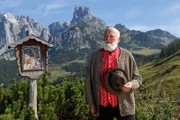 Sepp Forcher vor der Bischofsmütze.