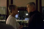 Was läuft zwischen Gibbs (Mark Harmon, r.) und Dr. Samantha Ryan (Jamie Lee Curtis, l.)?