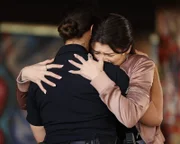 Chens (Melissa O'Neil, l.) Ermittlung im Mordfall einer Teenagerin treibt Tamara (Dylan Conrique, r.) an den Rand ihrer Gefühle. Denn das getötete Mädchen und Tamara waren früher gute Freundinnen.