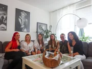 V.l.: Christina, Davina, Jeana, Giorgina, Oma Olga mit ihrer Enkelin Olivia