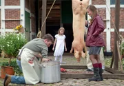 Schlachtfest auf dem Biohof Meede: Fasziniert schaut Mimi (Sophie Schirmer) Bauer Meede (Josef Heynert) beim Schlachten zu.