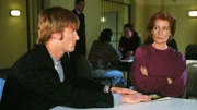 Das erste Treffen zwischen Regine (Ana Fonell) und ihrem Sohn Michael (Andreas Petri) verläuft relativ frostig...