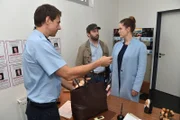 Christian (M.) ist fassungslos, als er erfährt, dass Emily (r.) klaut und schleift sie zur Psychologin - das wird Emily auf der Beerdigung von Phelines Vater jedoch zum totalen Verhängnis ...