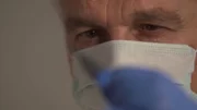 Dr. Harald Schneider ermittelt im Labor.