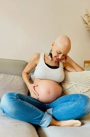 „Der Krebs ist zurück, ich bin schwanger und kämpfe dieses Mal nicht allein“, postet Katrin auf Social Media. Sie hat Krebs und erwartet ein Baby. Wie soll das gehen, Schwangerschaft und Chemotherapie? Mit unglaublicher Kraft begegnet Katrin allen Höhen und Tiefen – immer dabei ihr Mann Quentin. Das Baby ist ihr persönliches Wunder. Ein Film über eine starke Frau, die für zwei Leben kämpft. - Für Katrin sind die kleinen Fußtritte im Bauch sehr beruhigend. Dem Baby scheint es gut zu gehen.
