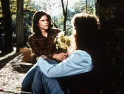 Julian (Jeff Kober, l.) besucht Rachel (Annabelle Price, r.) an ihrem Lieblingsplatz im Wald, nahe seiner Höhle.