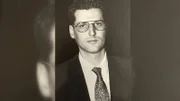 Dieses schwarz-weiß Foto zeigt den jungen Mord-Ermittler Alexander Zelger, nachdem er den Serienmörder Marco Bergamo festnehmen konnte.