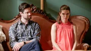 Valerie (Maike Johanna Reuter, r.) ist kurz davor, ihren Wunschkaiserschnitt mit einem unseriösen Kredit zu finanzieren. Kann Julius (Jan Stapelfeldt, l.) über seinen Schatten springen und einen Schritt auf Valerie zugehen, um sie davon abzuhalten?