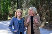 Rosalie (Natalie Alison, l.); Charlotte (Mona Seefried, r.)