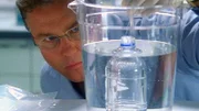 Grissom (William Petersen) untersucht die Wasserflasche des Opfers: Wie hat der Mörder das Gift in die geschlossene Plastikflasche geschleust?