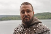 Der schottische Rebellenkönig Robert Bruce (David Paisley) ist ein Clan-Oberhaupt, dessen Thronanspruch sich auf seinen Großvater stützt. Schottland soll mit ihm wieder unabhängig werden.