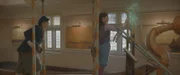 Maya (l. Julie Lamberton) schleicht sich hinter Theo (r. Eloise Little) auf die Barke: Mitgehangen, mitgefangen.