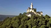 Burgen sind das architektonische Erfolgsmodell des Mittelalters. Im 12. und 13. Jahrhundert erlebte Mitteleuropa einen Bauboom, weit über 10.000 Burgen entstanden. Bis heute hat das Zeitalter der Burgen Spuren in unserer Kultur und Sprache hinterlassen.