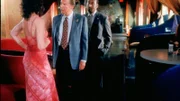 Green (Jesse L. Martin, re.) und Briscoe (Jerry Orbach) besuchen Alexandra Shabtai (Caprice Benedetti). Eliza Glazer hat vor ihrem Tod offenbar an einer Swinger-Party teilgenommen und war dort mit Alexandra in Streit geraten.