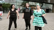 Brigitte unternimmt mit ihren Töchtern Jana (Mi.) und Nicole einen Städtetrip nach Berlin