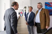 Der Geschäftspartner des Toten, Georg Huber (Miguel Abrantes Ostrowski, l.), wird von den Kommissaren Stadler (Dieter Fischer, r.) und Bach (Patrick Kalupa, M.) befragt. Kann er zur Aufklärung des Mordfalls beitragen?