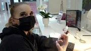 Celine lässt sich die Fingernägel verschönern.