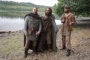 Robert Bruce (David Paisley) wartet mit seinen Verbündeten Neil Campbell (Callum Paul) und Edward Bruce (Dòmhnall Eòghainn MacKinnon) auf ein Boot, das ihn retten soll, nachdem er knapp einem Hinterhalt entkommen ist.