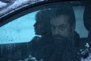 Carlos (Ruben Ochandiano, hinten) und Bob Lemmens (Tom Waes) wollen Kokain gegen Ecstasy-Pillen von der belgischen Drogengröße Ferry Bouman eintauschen. Eine Falle der beiden verdeckten Ermittler, um Bouman endlich das Machwerk zu legen.