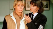 Jutta (Claudia Loerding r.) möchte von Jeanette (Christine Schuberth) wissen, was es mit dem "Apparat" auf sich hat, den Jeanette auf Station B gefunden hat.