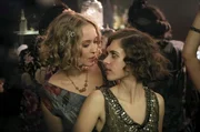 Charlotte (Liv Lisa Fries, re.) und Vera (Caro Kult) amüsieren sich.