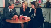 Die Staatsanwälte McCoy (Sam Waterston) und Southerlyn (Elisabeth Röhm, Mi.) im Gespräch mit Dr. Elizabeth Olivet (Carolyn McCormick).