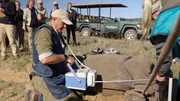 Mitten im Gelände des Wildreservats muss ein Nashornkalb versorgt werden. Ein portables Röntgengerät soll Klarheit bringen. Mitten im Gelände des Wildreservats muss ein Nashornkalb versorgt werden. Ein portables Röntgengerät soll Klarheit bringen.