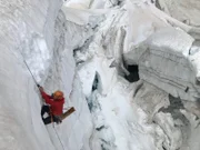 Dirk Steffens am Abgrund: In über 3000 m Höhe liegt die Wachstumszone des Argentière Gletschers. Neue Schneeschichten werden hier zu Firn und später zu Gletschereis verdichtet, und dann beginnt die langsame Reise des Eises talwärts.