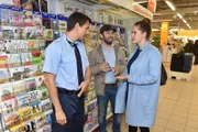 Christian (M.) steht kurz vorm Nervenzusammenbruch: Im Schwimmbad mit seinen Töchtern kommt es in der Umkleide zu einer Auseinandersetzung, die TV-Produktion sitzt ihm im Nacken und dann wird seine Freundin Emily (r.) auch noch des Ladendiebstahls bezichtigt ...