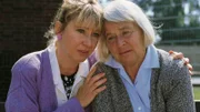 Ilse (Christiane Reiff) und Mutz (Brigitte Renner, re.)