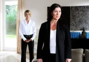 Ist es denkbar, dass Heike Göttler (Karin Giegerich, l.) das Gesetz selbst in die Hand genommen hat und ihren Aggressor vorsätzlich tötete? Klara Blum (Eva Mattes, r.) fragt sich, ob Göttler wirklich so ungerührt ist, wie sie sich gibt.