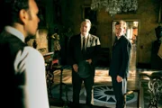 Fred Thursday (Roger Allam, M.) und Endeavour Morse (Shaun Evans, r.) befragen den Manager der Band Wildwood Ralph Spender (David Sturzaker, l.) zum Todesfalls von Brain Finch.