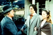 Adam (Linwood Boomer, M.) stellt seinem Vater Giles (Philip Abbott, l.) seine Frau Mary (Melissa Sue Anderson, r.) vor.