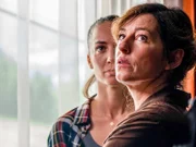 Der Liebhaber von Simone Fuchshammer (Maddalena Hirschal, l.) verhält sich zunehmend verdächtigt. Findet Nina Pokorny (Julia Cencig, r.) heraus, ob einer der beiden einen Mord begangen hat, um die eigene Untreue zu verheimlichen?