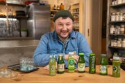 Wie gesund sind die grünen Supermarkt-Smoothies wirklich? Sebastian Lege schaut sie sich genauer an.