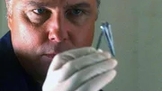 In der Nähe der Leiche findet Gil Grissom (William Petersen) ein Keramikstück. Ein Hinweis auf den Täter?
