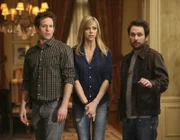 L-R: Dennis Reynolds (Glenn Howerton), Dee Reynolds (Kaitlin Olson) und Charlie Kelly (Charlie Day)