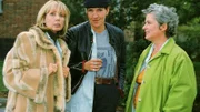 Walter (Katy Karrenbauer, M.) und Uschi (Barbara Freier, r.) machen sich über Jeanette (Christine Schuberth) lustig, die vergeblich versucht, sich Dr. Beck zu angeln.