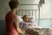 Mrs. Maguire (Jacqueline McKenzie, l.); Viv (Sophie Hensser, r. )