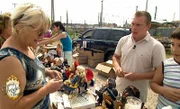 Auf dem Flohmarkt gibt Trödelexperte Otto mit tatkräftiger Unterstützung der Familie alles.