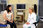 Susann (Elisabeth Lanz, l.) begibt sich für eine gründliche Untersuchung ins Krankenhaus zu Britta (Jelena Mitschke, r.).