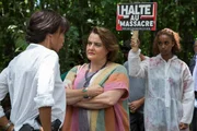Mélissa Sainte-Rose (Sonia Rolland, l.) ist verzweifelt. Die undurchschaubare Tierschutzaktivistin Elisabeth Castan (Tatiana Gousseff, M.) hat ihre Tochter Chloé (Antoinette Giret, r.) um den Finger gewickelt. Diese setzt sich nun auch mit Gewalt für das Recht von Tieren ein.