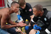 "Station 19", "Enthüllungen." Während Andy und das Team um Pruitt trauern, verweigert ihm Chief Dixon ein Ehrenbegräbnis. Er schiebt dabei als Grund Pruitts Ruhestand bei seinem Einsatz vor. Also trommelt Vic die Mannschaft für das Fotoshooting eines Kalenders zusammen, um das Geld für eine standesgemäße Verabschiedung zu sammeln. Als das Team zu einem Gasleck gerufen wird, stellt sich der Einsatz bald als Familiendrama heraus. Maya wird inzwischen vor einer Kommission zur Verantwortung für Pruitts Tod gezogen. Im Bild (v.li.): Brandon Brown (Tamil), Jason George (Dr. Ben Warren).