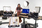 Mai Thi Nguyen-Kim im Studio. Für eine Ausstellungsprojekt haben ganz unterschiedliche Menschen ihren Koffer für "die letzte Reise" gepackt. Die Dinge in den Koffern erzählen aber auch davon, was ihren Besitzern im Hier und Jetzt wichtig ist.
