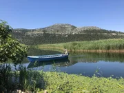 Monty Don auf einem Boot auf Fluss Neretva