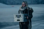 Nina Kautsalo (Iina Kuustonen) wartet darauf, Dr. Thomas Lorenz die entscheidenden Blutproben zur endgültigen Vernichtung des Jemen-Virus übergeben zu können.