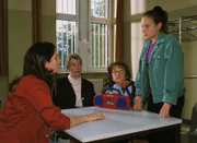 Marlies (Imke Barnstedt, 2.v.li.), Susannes (Cheryl Shepard, li.) Schwiegermutter, ist mit Susannes Kindern Nina (Marie Ernestine Worch) und Martin (Maximilian Seidenstücker) zu Besuch im Gefängnis.