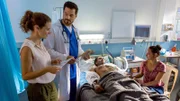 Filipa (Anja Knauer) und Dr. Daniel Bucher (Tobias Licht) am Krankenbett von Jimmy (Selam Tadese). Seine Frau Lina (Diane Nuteau) macht sich große Sorgen.; ARD Degeto DIE INSELÄRZTIN - NEUSTART AUF MAURITIUS, am Samstag (19.10.24) um 14:00 Uhr im ERSTEN.